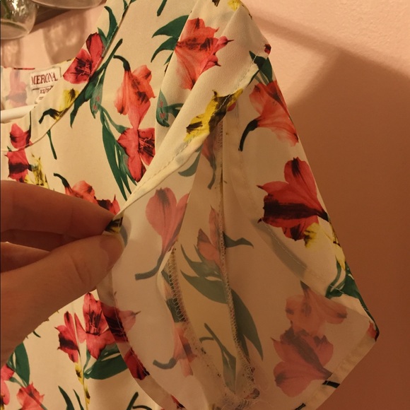 Floral Short-Sleeved Blouse - Picture 4 of 6